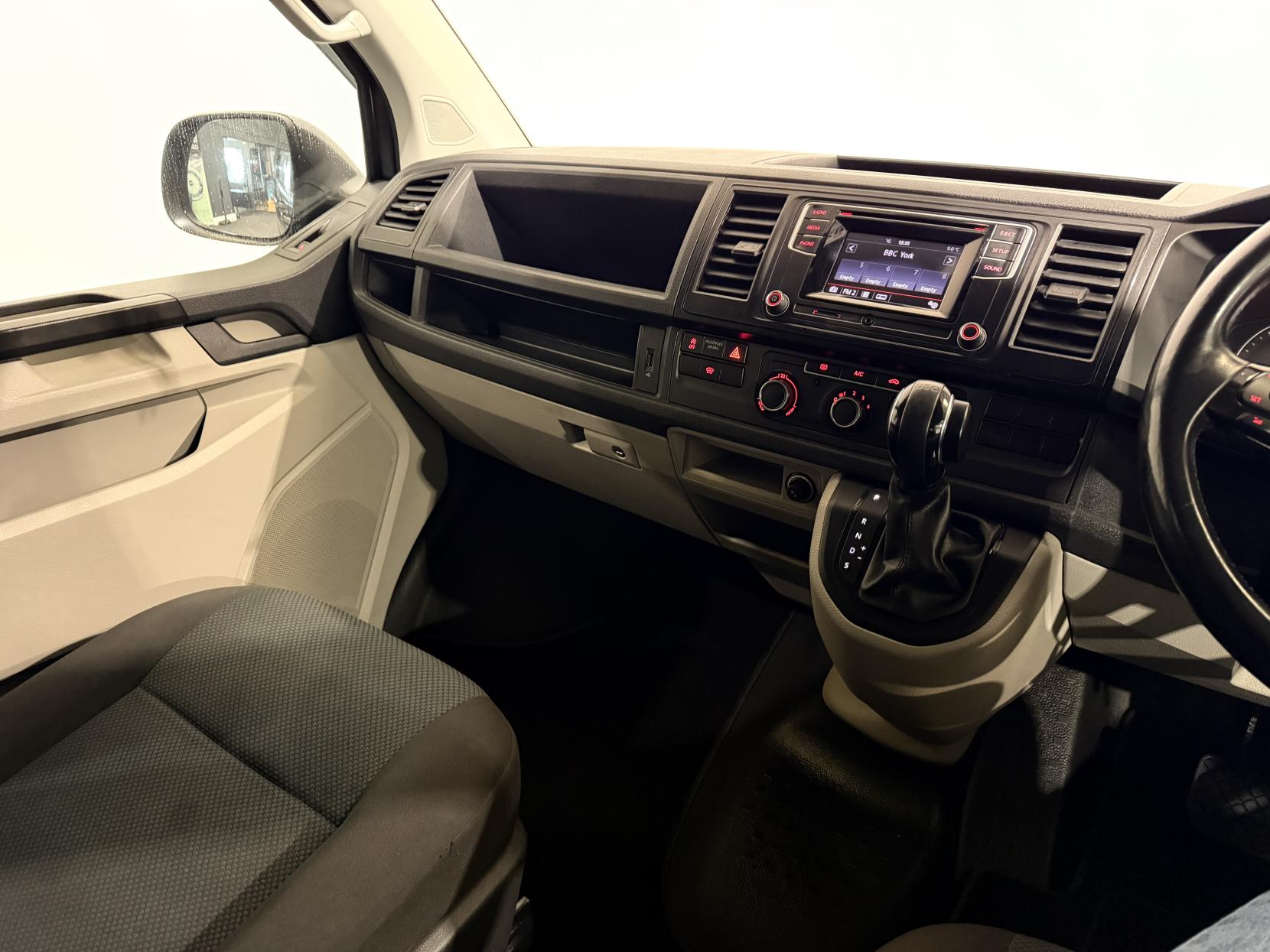 Volkswagen Transporter 2.0 TDI T32 BlueMotion Tech Highline Kombi Double Cab 5dr Diesel DSG FWD SWB Euro 6 (s/s) (150 ps)