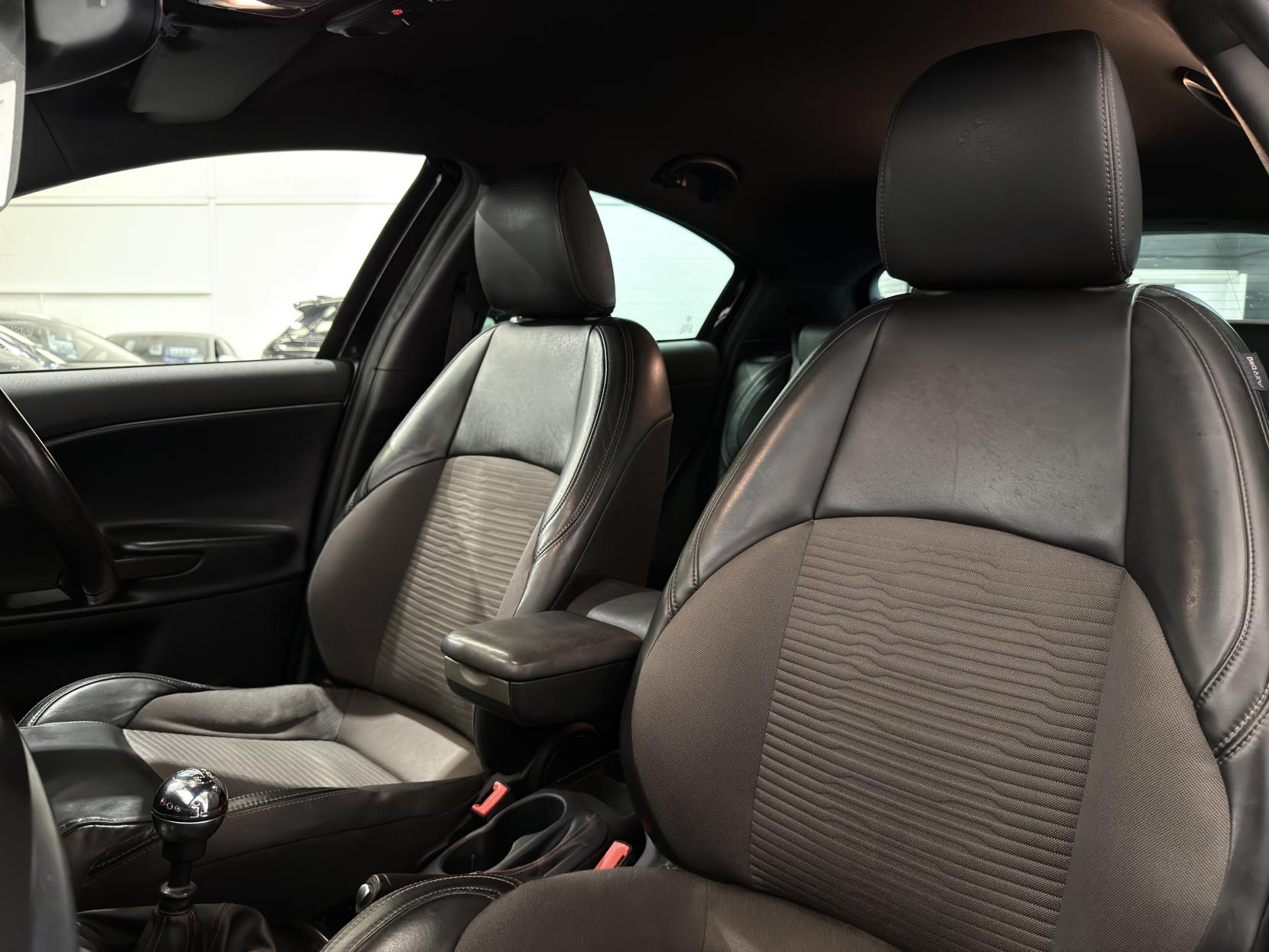 Alfa Romeo Giulietta 1.4 TB MultiAir Exclusive Hatchback 5dr Petrol Manual Euro 6 (s/s) (170 bhp)
