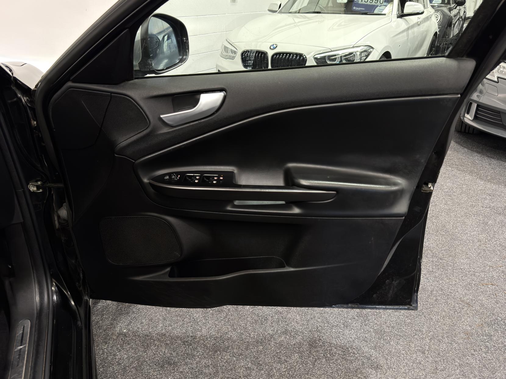 Alfa Romeo Giulietta 1.4 TB MultiAir Exclusive Hatchback 5dr Petrol Manual Euro 6 (s/s) (170 bhp)