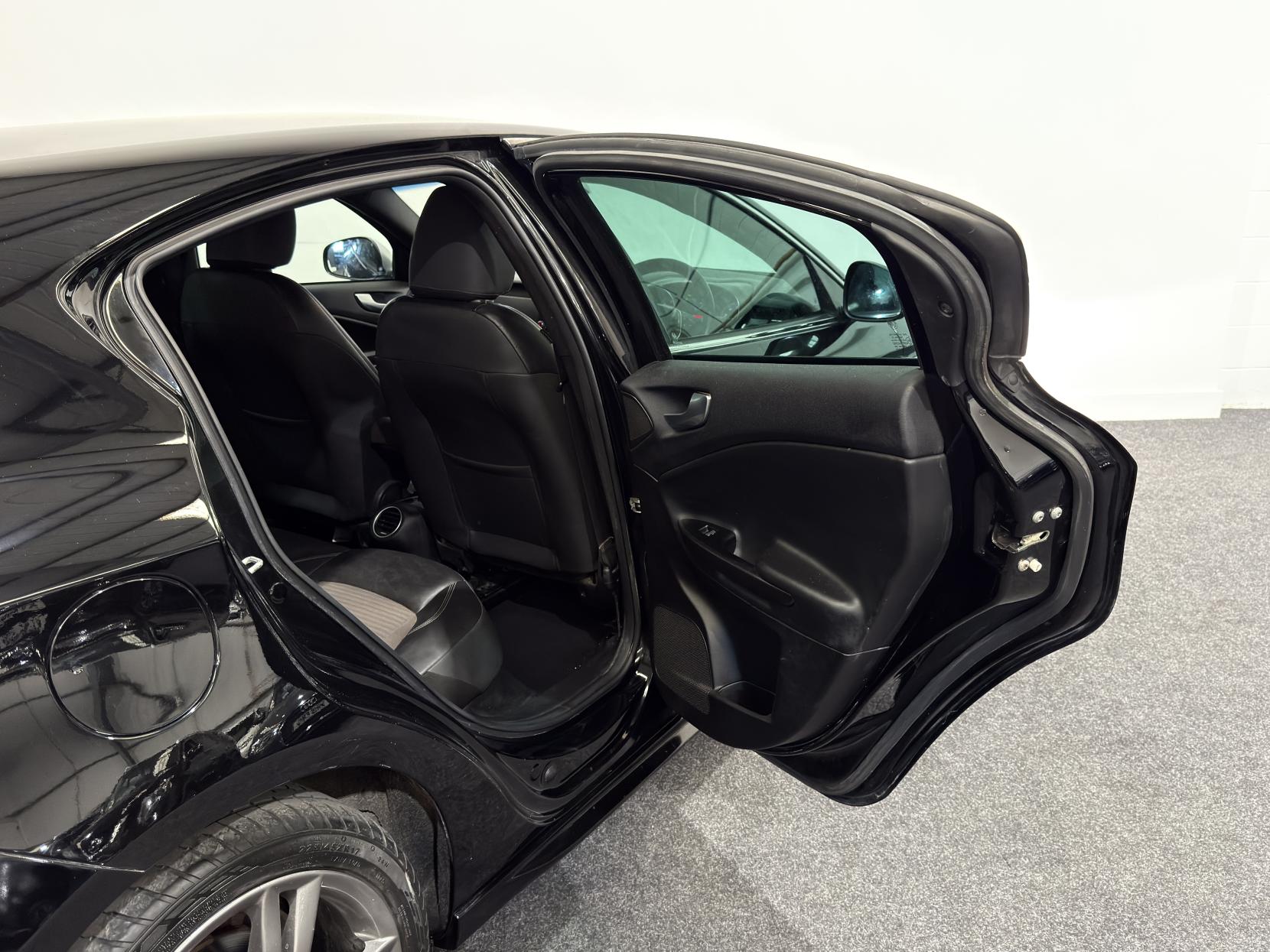 Alfa Romeo Giulietta 1.4 TB MultiAir Exclusive Hatchback 5dr Petrol Manual Euro 6 (s/s) (170 bhp)